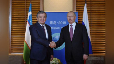 'Shavkat Mirziyoev Vladimir Putin bilan uchrashdi'ning rasmi