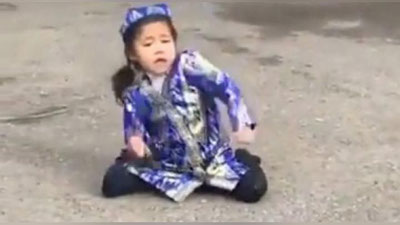 '​“Bojalar” guruhi qo`shig`iga raqsga tushayotgan qizcha internetni zabt etmoqda(Video)'ning rasmi