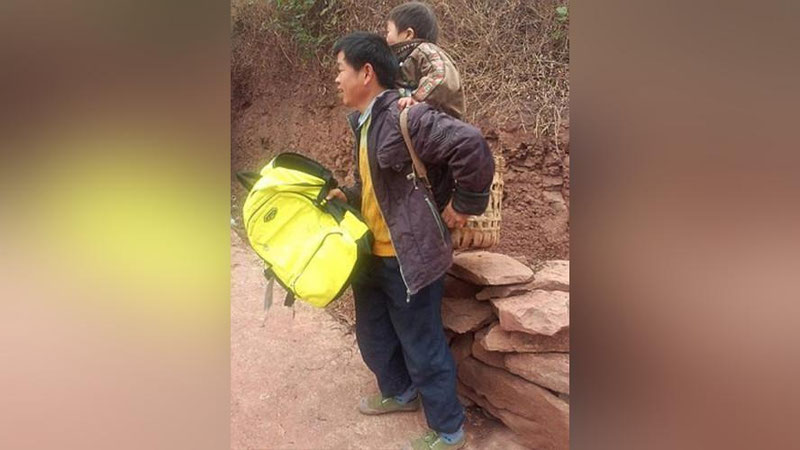 'BEMOR O`G`LINI  SAVATDA MAKTABGA OLIB BORADIGAN OTA'ning rasmi