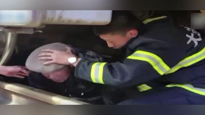 Изрображение 'КИТАЙСКИЙ ПЕНСИОНЕР ЧУДОМ ВЫЖИЛ, ПОПАВ ПОД ПОЕЗД (ВИДЕО)'