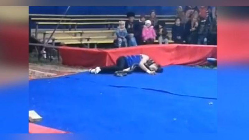 Изрображение 'ЗМЕЯ ЗАДУШИЛА СВОЕГО ДРЕССИРОВЩИКА НА ГЛАЗАХ У ДЕТЕЙ (ВИДЕО, 18+)'