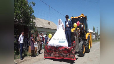 'Sirdaryoda «dabdabali» to`y. Kelin-kuyov traktor «belkuragi»da FHDYoga bordi (foto)'ning rasmi