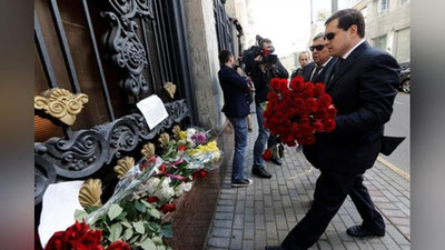 Изрображение 'МОСКВИЧИ НЕСУТ ЦВЕТЫ К ПОСОЛЬСТВУ УЗБЕКИСТАНА (ФОТО)'