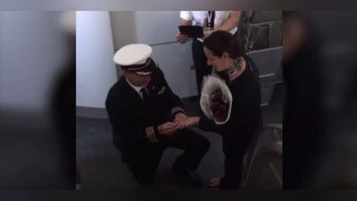 Изрображение 'ПИЛОТ-РОМАНТИК СДЕЛАЛ НЕОБЫЧНОЕ ПРЕДЛОЖЕНИЕ СВОЕЙ ДЕВУШКЕ (ВИДЕО)'