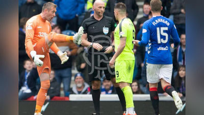 'Darvozabon raqib jamoa o`yinchisini tepgani uchun maydondan chetlatildi (Video) 'ning rasmi