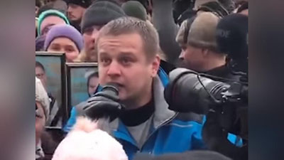 Изрображение 'ПОТЕРЯВШИЙ СЕМЬЮ ЖИТЕЛЬ КЕМЕРОВА РАССКАЗАЛ, КТО ЗАКРЫЛ ДВЕРЬ В КИНОЗАЛЕ'