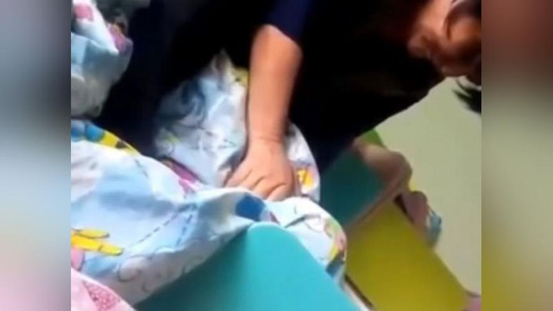'Qozog`istonda  bog`cha tarbiyachisi bolani bo`g`ib, yotqizishga urindi (video)  'ning rasmi