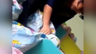 'Qozog`istonda  bog`cha tarbiyachisi bolani bo`g`ib, yotqizishga urindi (video)  'ning rasmi