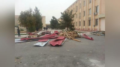 'Kattaqo`rg`on tumani hokimiyati binosining tom qismi odamlar ustiga quladi. Bir kishi halok bo`lgan'ning rasmi