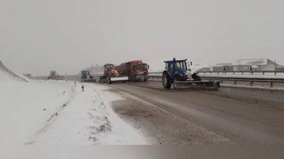 'Qamchiqda kuchli qor yog`moqda. Tog` yon bag`irlaridagi qor 1,5 metrga etgan'ning rasmi