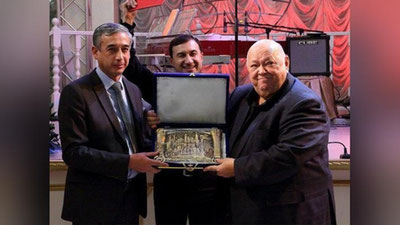'O`zbekiston davlat musiqali komediya teatri jamoasining chiqishi e`tirofga sazovor bo`ldi'ning rasmi