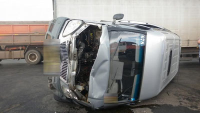 Изрображение 'Из-за водителя "Матиза" в Ташкенте опрокинулась маршрутка: трое человек в больнице'