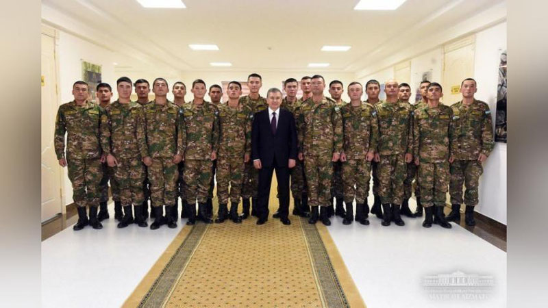 'Shavkat Mirziyoev harbiy xizmatchilar bilan suhbatlashdi'ning rasmi