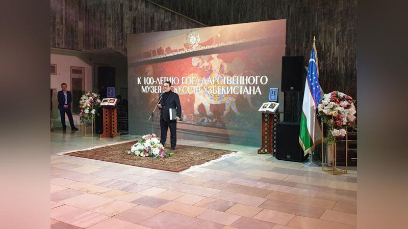 'Sanʼat muzeyining yubileyiga “Oʻzbekistonning jahon toʻplamlarida madaniy merosi” loyihasidan sovgʻa topshirildi'ning rasmi