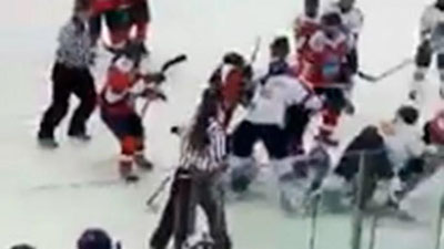 '​Хоккей матчида аёллар оммавий тартибсизликни юзага келтирди (Видео)'ning rasmi