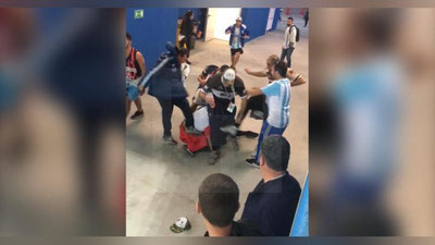 'Argentinalik fanatlar yolg`iz qolgan xorvatni do`pposlashdi (Video)'ning rasmi