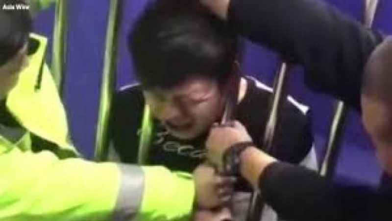 'XITOYDA MAHBUSNING BOShI PANJARAGA TIQILIB QOLDI (VIDEO)'ning rasmi