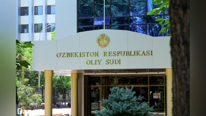 'Oliy sud binosida da`vogar sifatida kelgan erkak vafot etdi'ning rasmi