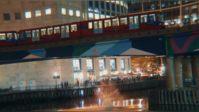 Изрображение 'ПОДРОСТКОВ ОШТРАФОВАЛИ ЗА ПРЫЖОК В ТЕМЗУ С КРЫШИ ИДУЩЕГО ПОЕЗДА (ВИДЕО)'