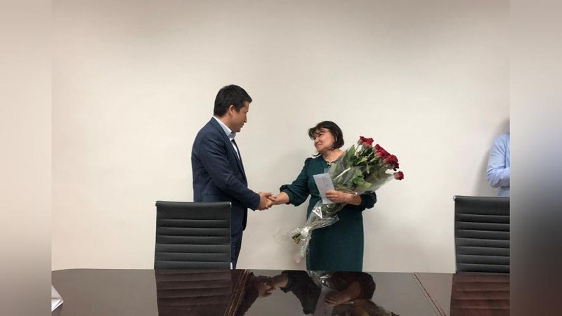 '​Turizm sohasida samarali mehnat qilayotgan Feruza Yuldasheva “Mehnat faxriysi” ko`krak nishoni bilan taqdirlandi'ning rasmi