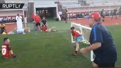 Изрображение 'БЕЗНОГИЙ МАЛЬЧИК ИЗ КАЗАХСТАНА СЫГРАЛ В ФУТБОЛ С МАРАДОНОЙ (ВИДЕО)'