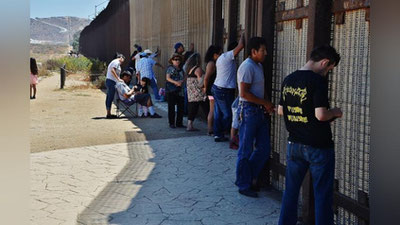 'Муҳожирлар карвони Мексика-АҚШ чегараларини бузиб ўтмоқда'ning rasmi