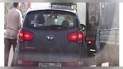 'Avtomobilchilar trassa o`rtasida lom bilan urushib ketishdi (Video)'ning rasmi