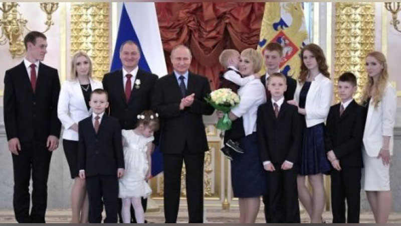 '​Putin Kremlda yig`lab yuborgan bolani yupata olmadi'ning rasmi