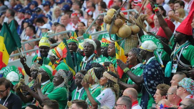 'Yaponiya va Senegal terma jamoalari muxlislari o`yindan so`ng stadionni chiqindilardan tozalashdi (video)'ning rasmi