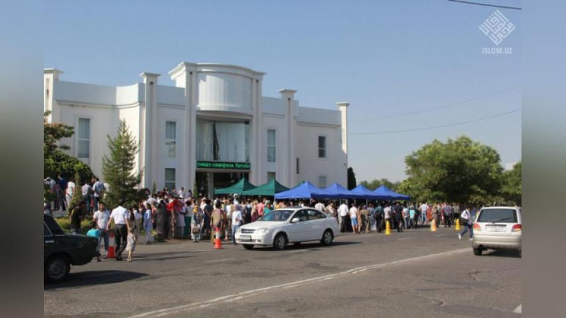 Изрображение 'В ТАШКЕНТЕ ОПЯТЬ ВЫСТРОИЛАСЬ ОГРОМНАЯ ОЧЕРЕДЬ ЗА ИЗДАНИЕМ КОРАНА НА АРАБСКОМ ЯЗЫКЕ'