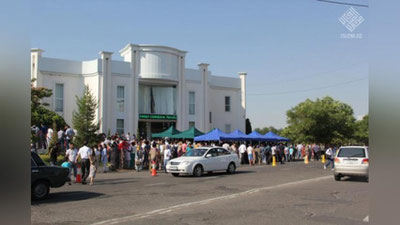 Изрображение 'В ТАШКЕНТЕ ОПЯТЬ ВЫСТРОИЛАСЬ ОГРОМНАЯ ОЧЕРЕДЬ ЗА ИЗДАНИЕМ КОРАНА НА АРАБСКОМ ЯЗЫКЕ'