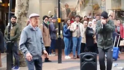 'Raqs tushayotgan pensioner Internet yulduziga aylandi (Video) 'ning rasmi