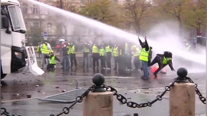 Изрображение 'ПРАВИТЕЛЬСТВО ФРАНЦИИ РЕШИЛО НЕ ПОВЫШАТЬ ЦЕНЫ НА ТОПЛИВО'