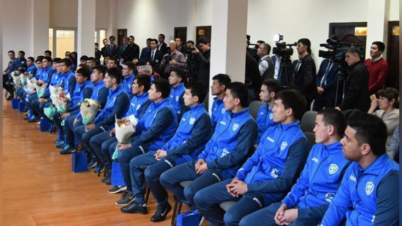 'Futzalchilar pul mukofoti bilan taqdirlandilar'ning rasmi