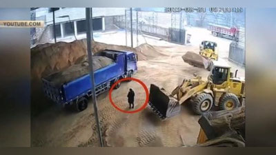 Изрображение 'ПОГРЕБЕННАЯ ЗАЖИВО: КИТАЯНКУ ВМЕСТЕ С ПЕСКОМ ЗАГРУЗИЛИ В РЕЗЕРВУАР (ВИДЕО)'