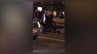 'G`alabadan ruhlangan muxlis patrul mashinasi ustiga sakrab chiqdi (Video) 'ning rasmi