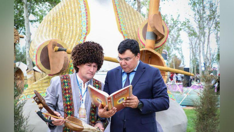 '100 жилдли қорақалпоқ фольклор тўплами намойиш этилди (фото)'ning rasmi