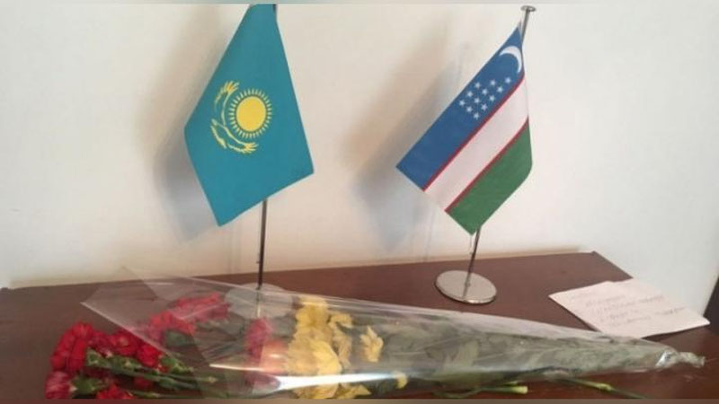 'Қозоғистонликлар Ўзбекистон элчихонасига гуллар олиб келмоқда (фото)'ning rasmi