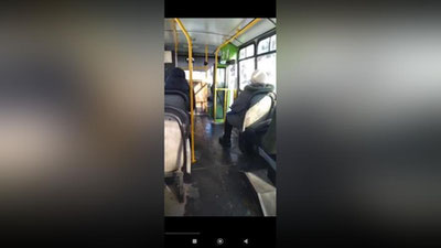 'Toshkentda yo`lovchi avtobusi eshigi ochiq holda harakatlandi (video)'ning rasmi