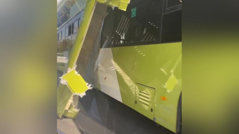 'Toshkentda yangi avtobusning tom qismi tushib qoldi (video)'ning rasmi