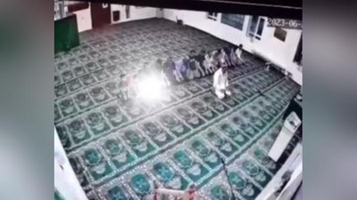 'Қозоғистондаги масжидда имом намоз ўқиётганда атрофида ўйнаган ёш болани урди (видео)'ning rasmi