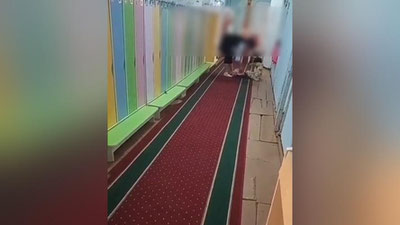 'Namangandagi davlat bog`chasida tarbiyachi yosh bola va qizchani kaltakladi (video)'ning rasmi