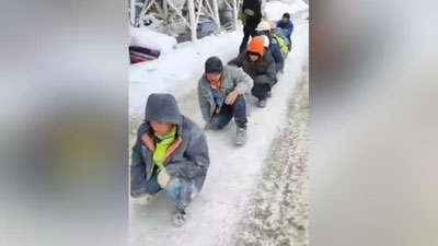 'Rossiyada muhojirlar reyd vaqtida o`tirgan holda yurishga majburlandi (video)'ning rasmi