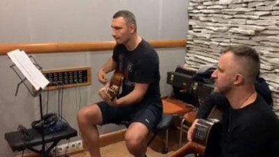 'Klichko gitarada The Beatlesning qo`shig`ini kuyladi (Video) 'ning rasmi