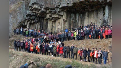 '​500 nafar qarindoshdan iborat oilaviy fotosurat (Foto)'ning rasmi