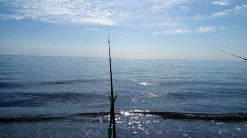 'Argentinada baliqchi qalmoq yordamida cho`kayotgan qizchalarni qutqardi 'ning rasmi