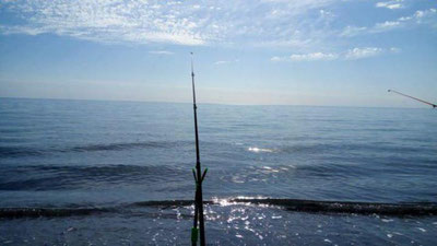 'Argentinada baliqchi qalmoq yordamida cho`kayotgan qizchalarni qutqardi 'ning rasmi