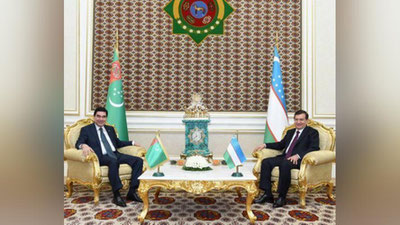 '​Shavkat Mirziyoev va Gurbanguli Berdimuhamedov hamkorlikning yangi yo`nalishlarini ishga solishga kelishib olishdi'ning rasmi