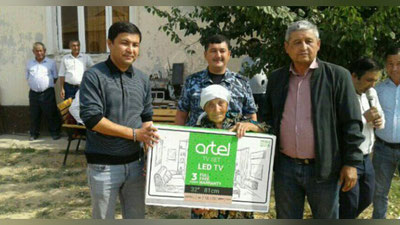 'Paxta terimiga chiqqan 92 yoshli onaxonga televizor berildi'ning rasmi