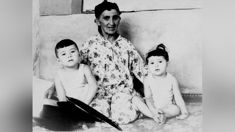 'Islom Karimovning volidalari Sanobar-aya nevaralari bilan'ning rasmi